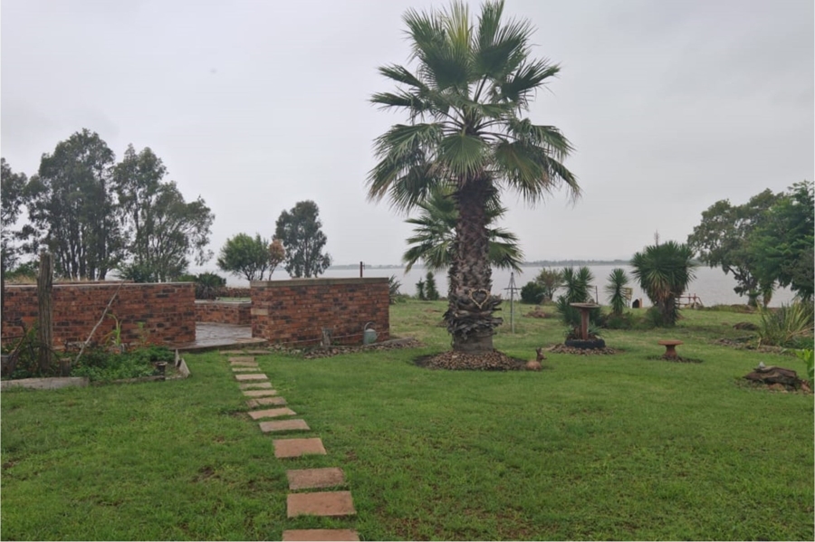 6 Bedroom Property for Sale in Vaaldam SH Free State